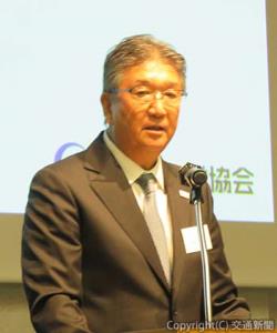 あいさつする髙橋会長