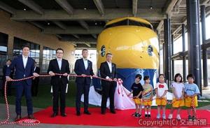 除幕した石原支社長（左から３人目）、田村市長（同４人目）ら