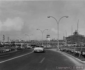 １９６４年東京オリンピックに向けて拡張工事が進むターミナルビル。右側に建設中のビルと管制塔が見える（日本空港ビルデング提供）