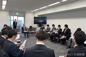 一問一答形式で行った現場社員との「全社員を対象とした意見交換会」。写真は福岡地区で、貞苅路也上席執行役員・鉄道事業本部副本部長（奥モニター左、現・取締役・常務執行役員・鉄道事業本部長）（ＪＲ九州提供）
