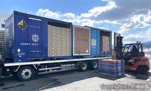 青森県産リンゴの荷役作業の様子（ＪＲ貨物提供）