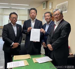 内田局長（左から２人目）に提言を手渡す同研究会の代表者