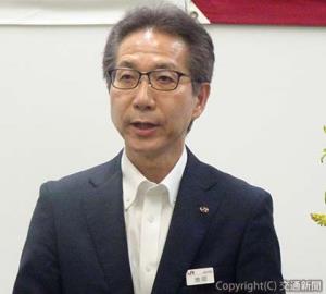 あいさつする池田新社長