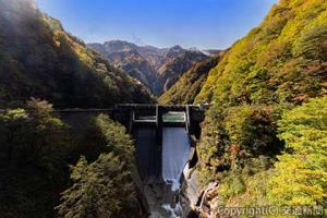 ルートの途中から望む仙人谷ダム（富山県提供）