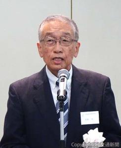 あいさつする佐藤会長
