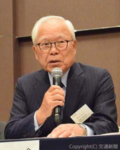 あいさつする新井会長