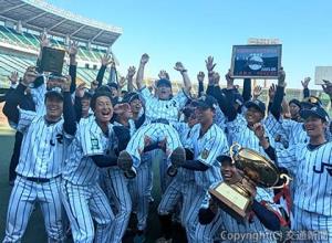 田村監督を胴上げする選手たち