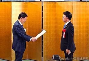 浅尾大臣から表彰状を受ける犬飼社長（右）=ＪＲ貨物提供=