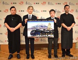 フォトセッションを行う中井部長（左から２人目）、松田部長（同３人目）、シェフら