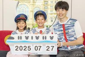 キャストのコスチュームと同じデザインの帽子を貸与して、記念撮影（舞浜リゾートライン提供）©Disney