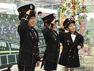 子ども制服を着て記念撮影