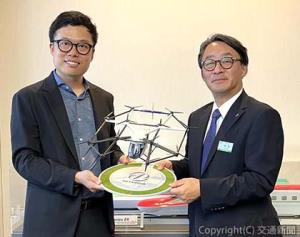 資本業務提携を締結したＪＲ東日本の喜㔟陽一社長（右）とＳｋｙＤｒｉｖｅの福澤知浩ＣＥＯ（ＪＲ東日本提供）