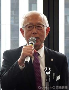あいさつする井上新会長