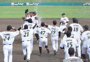 本大会出場を決め、マウンドに集まるナイン