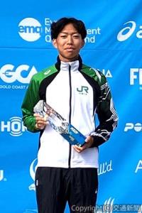 優勝トロフィーを手にする竹井選手 （ＪＲ東日本八王子支社提供）