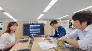 熱のこもった議論を重ねる広報部の担当者（京王電鉄提供）