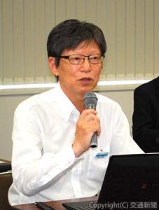 経営課題について説明する四之宮社長
