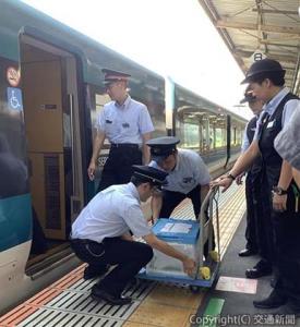 「踊り子９号」から備蓄米を積み下ろす熱海駅社員（ＪＲ東日本横浜支社提供）