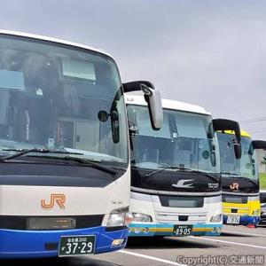 撮影会に登場した２社のバス（ジェイアール東海バス提供）
