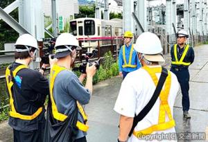 動画の撮影風景。さまざまな部門で働く社員の姿に迫る（京王電鉄提供）