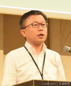 あいさつする阿部社長