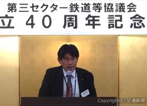 あいさつする金田会長
