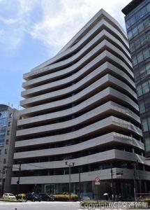 屈曲した敷地形状を生かしたアーク形状が特徴的な麹町弘済ビルディングの外観