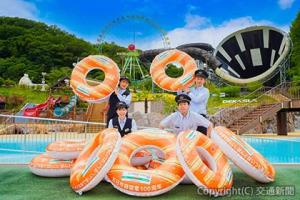 オリジナル浮き輪と拝島営業統括センターの社員（ＪＲ東日本八王子支社提供）