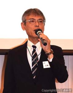 あいさつする三林会長