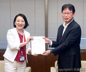 清家区長から指定証を受けた鈴木社長（右）（ＪＲ東日本環境アクセス提供）