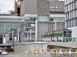 ＪＲ広島駅ビル２階に移設される広島駅停留場を出発し、勾配を下る習熟運転電車