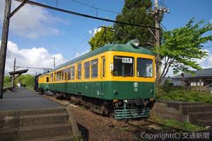 旧月潟駅構内で保存されている「モハ11」など３両（修復前）＝新潟市提供＝