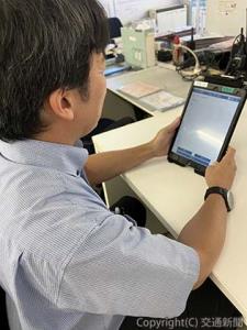 乗務員がタブレット端末で安全報告を行う様子＝イメージ＝（ＪＲ西日本提供）