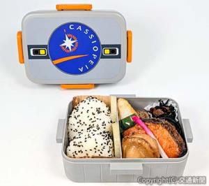 「特急列車ヘッドマーク弁当」シリーズ第19弾「寝台特急ヘッドマーク弁当『カシオペア』」（ＪＲ―Ｃｒｏｓｓ提供）
