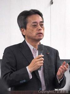 あいさつする古宮社長