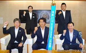 大西市長（前列右）を表敬訪問した四之宮社長（同左）、髙須賀部長（後列左）、杉山監督（同右）、篠崎主将（前列中央）