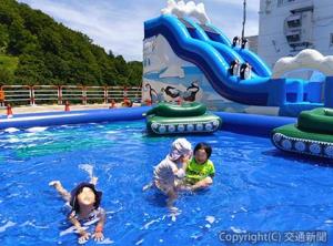 子どもたちの歓声に包まれた「ＫＩＤＳ水遊びエリア」