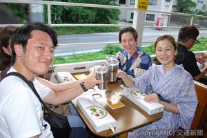 トロッコ車両で乾杯する乗客