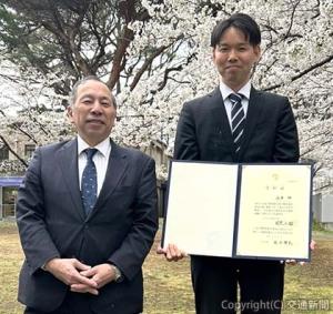 博士号を取得した山本研究員（右）と須田義大東京大学名誉教授（ＪＲ東日本提供）