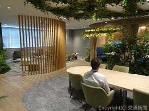 ２階フロアに誕生した「ＫＯＭＯＲＥＢＩ　ＬＯＵＮＧＥ」