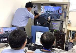 運転シミュレーターを楽しむ子どもたち（ＪＲ西日本提供）