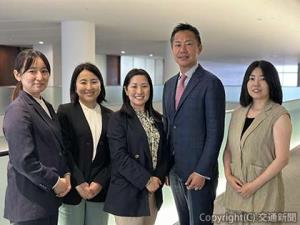 ピアクロスで連携する小西副長（中央）と百野理事長（右から２人目）ら（ＪＲ東日本提供） 