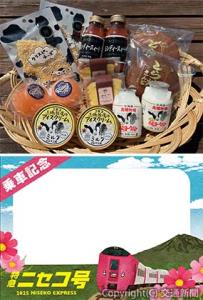 ㊤ニセコ駅で販売予定の特産品㊦車内に用意するフォトボード（ＪＲ北海道提供）
