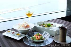 冷製料理のランチコース「ＳＵＺＵＳＨＩ（涼し）～冷やしコースはじめました～」（ＪＲ四国提供）