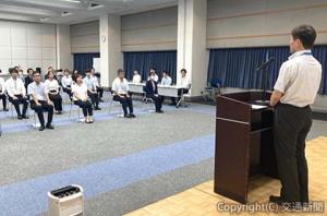 受講生らを激励する中尾部長（ＪＲ西日本提供）