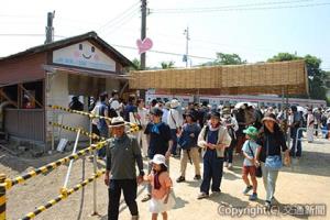 津島ノ宮駅から津嶋神社へと向かう利用者