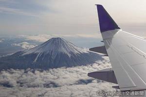 ４月上旬ごろの富士山は雪景色（フジドリームエアラインズ提供）