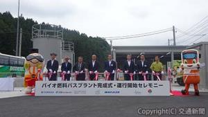 テープカットする関係者