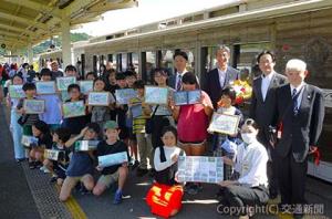 昨年10月に日南線で実施された「海幸山幸」15周年事業。飫肥駅のイベントでは地元小学生が描いた列車の絵画などがＪＲ九州に贈られた（ＪＲ九州提供）