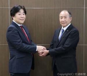 業務提携契約を締結した日本旅行の吉田圭吾社長（右）とインバウンドテックの東間大社長執行役員（日本旅行提供）